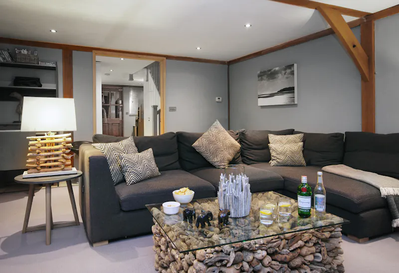 Modernised Tudor Petworth Manor, M362 (photo 24)
