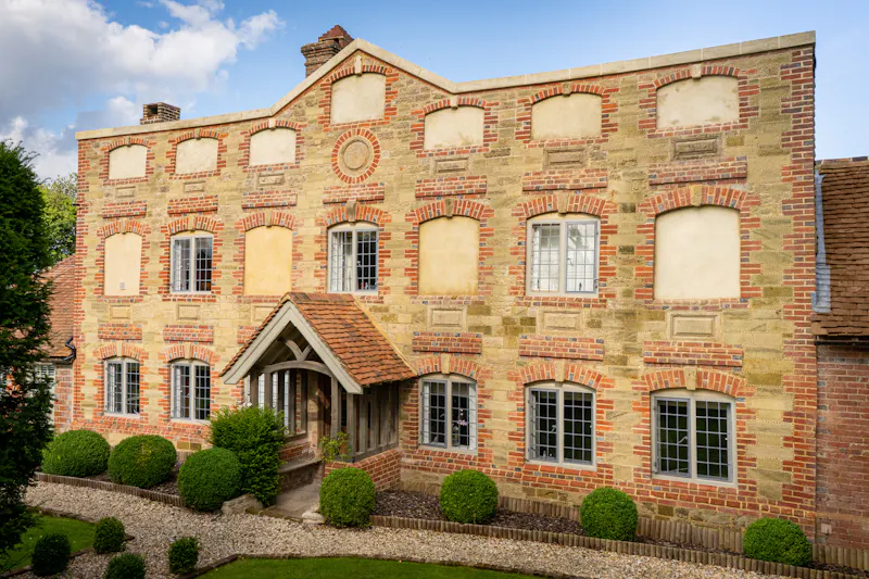 Modernised Tudor Petworth Manor, M362 (photo 3)