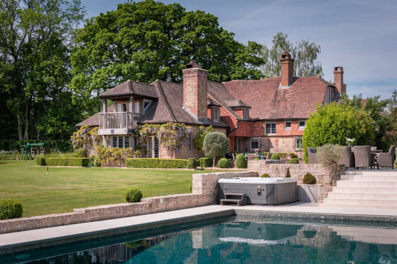 Modernised Tudor Petworth Manor, M362 (photo 37)