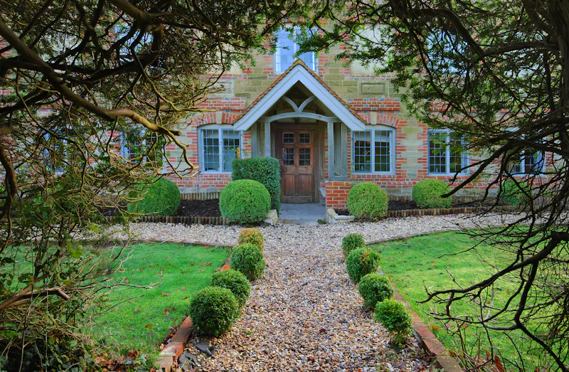 Modernised Tudor Petworth Manor, M362 (photo 2)