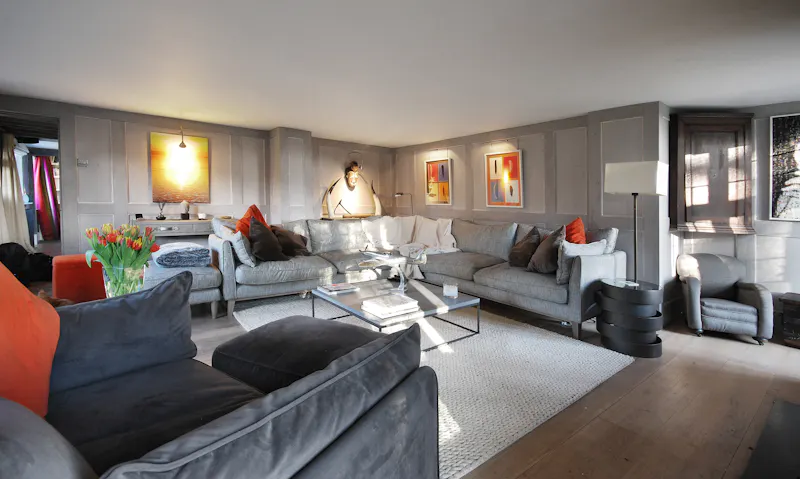 Living Room at Modernised Tudor Petworth Manor, M362 (photo 4)