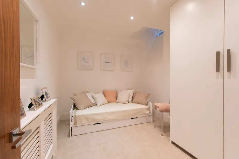 Dressing room at Elegant Hampstead Apartment, F1253 (photo 8)