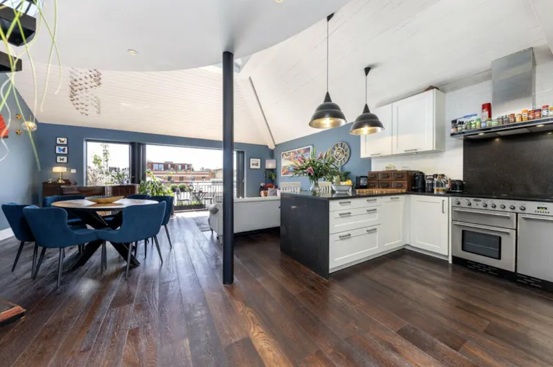 Open plan at Topical Southwark Penthouse, F1249 (photo 3)