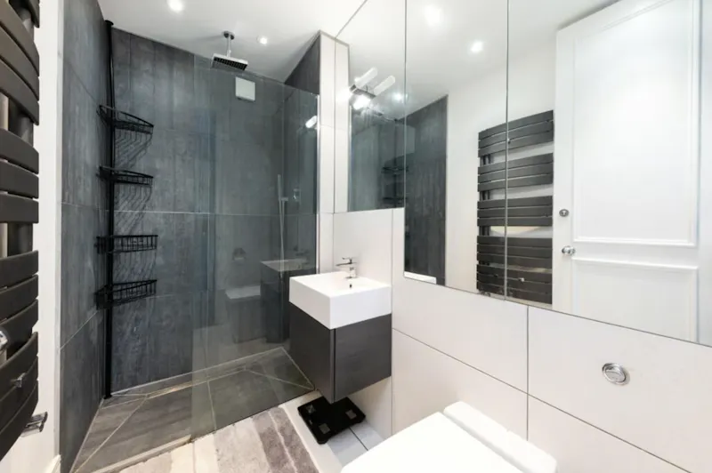 Bathroom at Topical Southwark Penthouse, F1249 (photo 7)