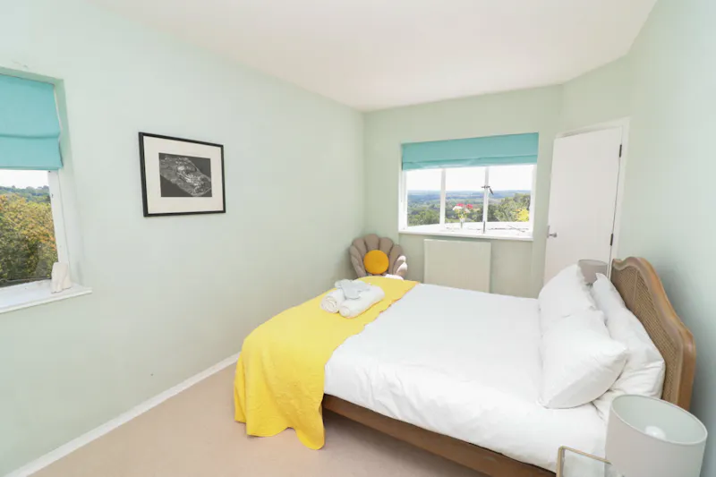 Bedroom at Grade II modernist Art Deco, D2777 (photo 14)