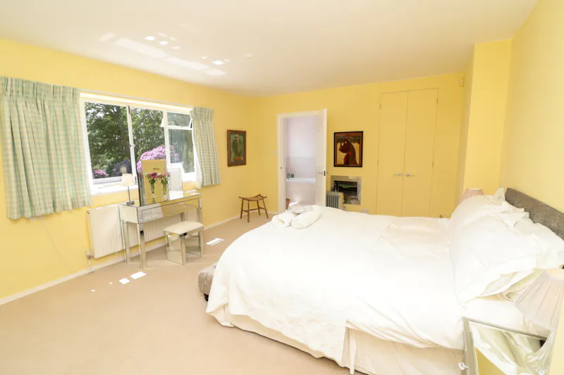 Bedroom at Grade II modernist Art Deco, D2777 (photo 15)