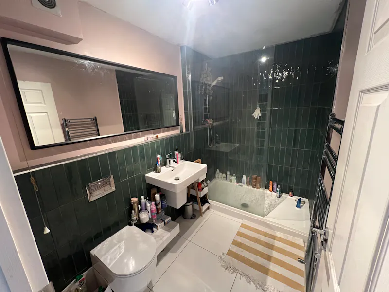 Bathroom at Shoreditch council flat, F1247 (photo 8)