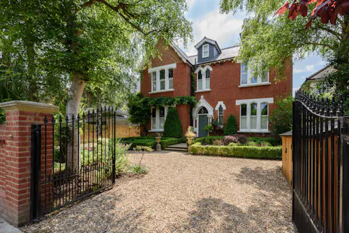 Elegant Teddington Townhouse, B2046