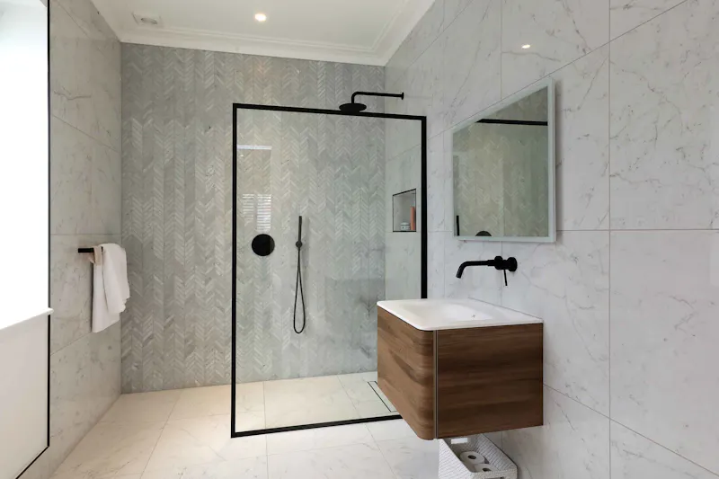 Shower at Cobham Modern Mansion, D2779 (photo 29)