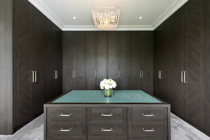 Dressing room at Cobham Modern Mansion, D2779 (photo 25)