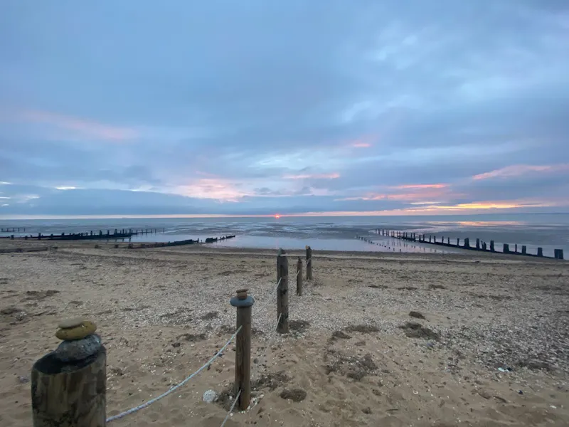 Idyllic Sheppy beach house, C897 (photo 58)