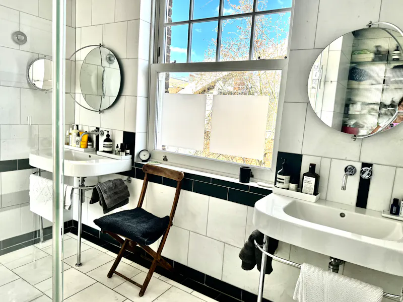Shower at Shepherd's Bush family house, B1020 (photo 28)