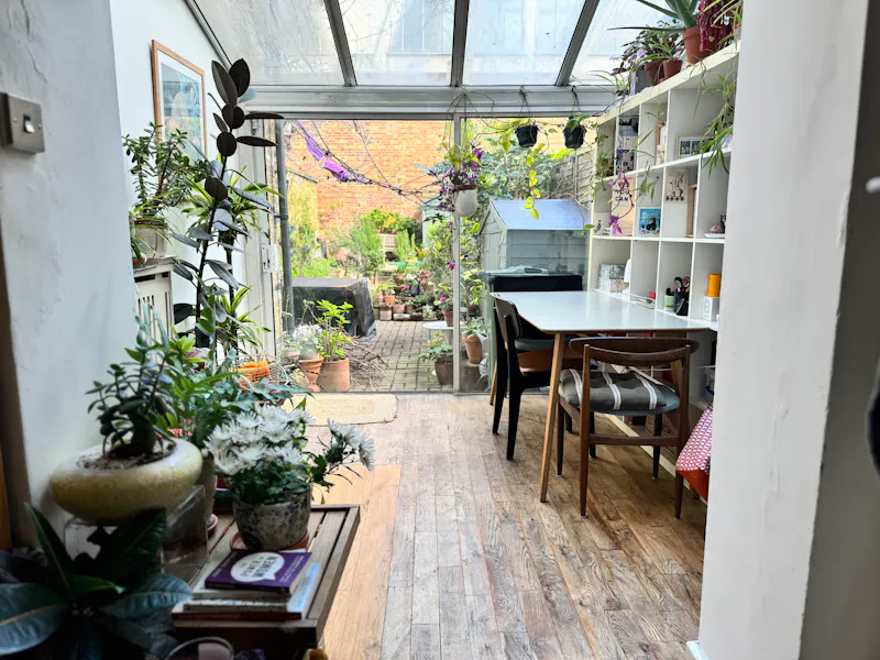 Dining room at Shepherd's Bush family house, B1020 (photo 19)
