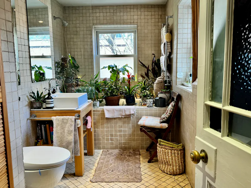 Bathroom at Shepherd's Bush family house, B1020 (photo 26)