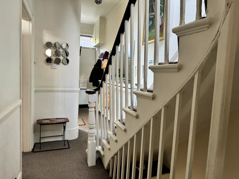 Entrance hall at Shepherd's Bush family house, B1020 (photo 2)