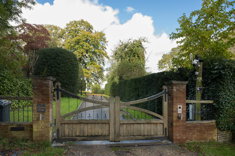Gate at Chenies Studio and bar , R872 (photo 18)