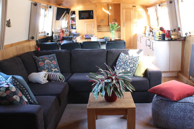 Living Room at Thames based canal boat, HSE26 (photo 4)