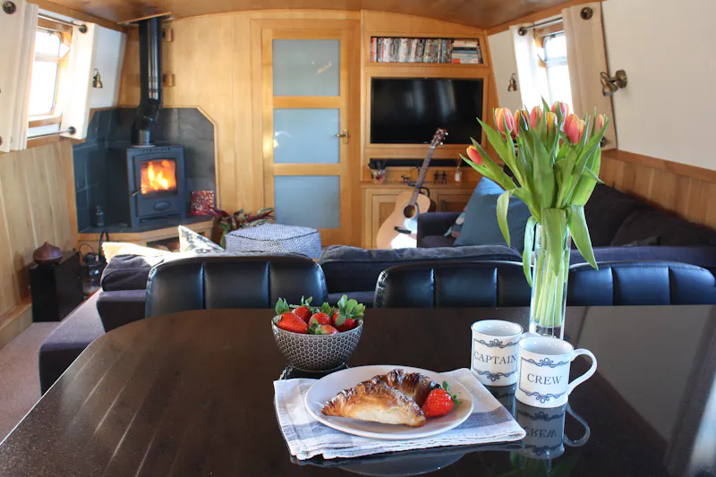 Fireplace at Thames based canal boat, HSE26 (photo 2)
