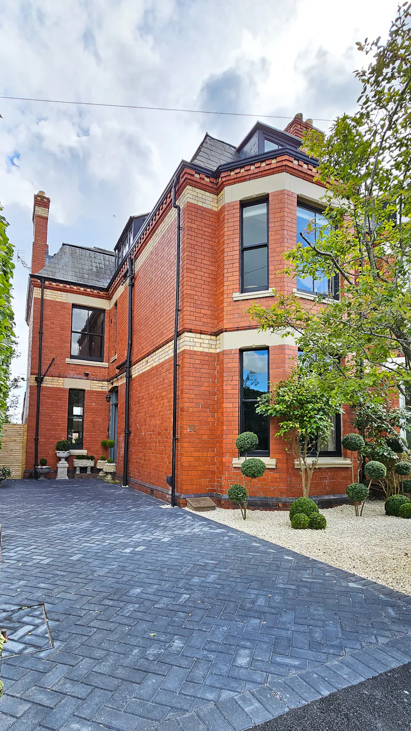 Classic/Modern Victorian House, B1909 (photo 1)