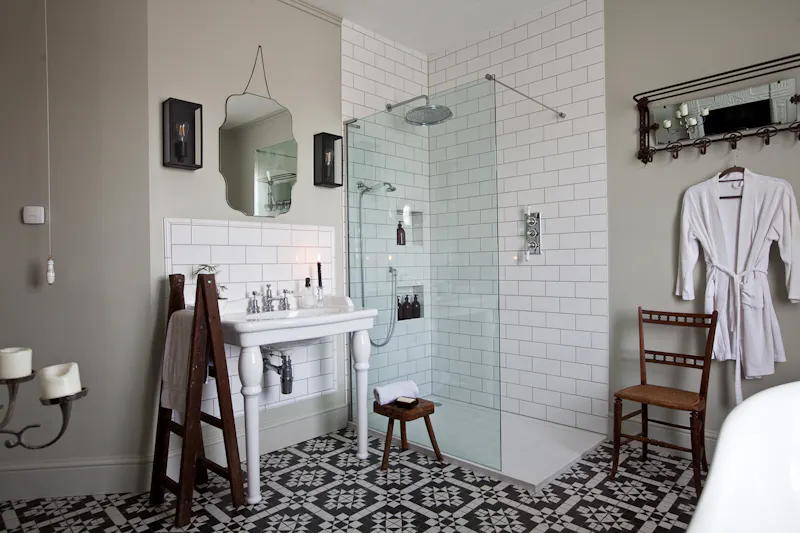 Classic/Modern Victorian House, B1909 (photo 31)