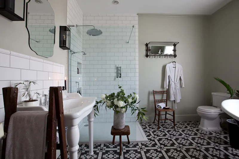 Classic/Modern Victorian House, B1909 (photo 32)