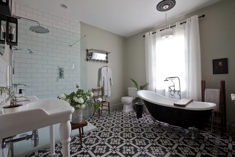 Classic/Modern Victorian House, B1909 (photo 27)