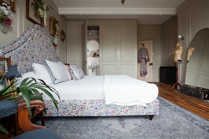 Classic/Modern Victorian House, B1909 (photo 25)