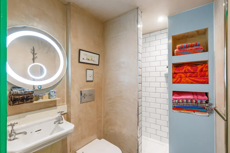 Bathroom at Mid-century Chichester Retreat, K506 (photo 12)