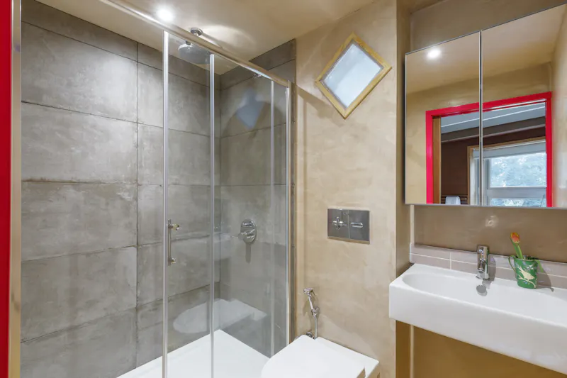 Bathroom at Mid-century Chichester Retreat, K506 (photo 11)