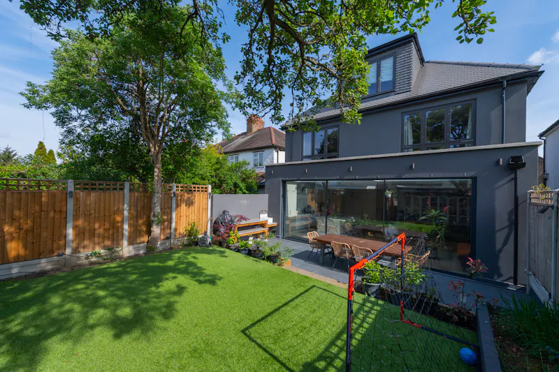 Spacious Willesden house, D2781 (photo 38)