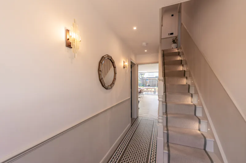 Entrance hall at Spacious Willesden house, D2781 (photo 2)