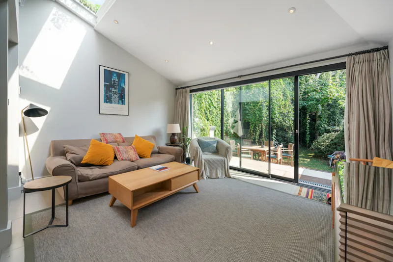 Living Room at Sleek Fulham Terrace, A1634 (photo 6)