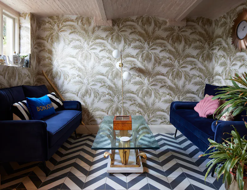 Wallpaper at Classy West Sussex Mansion, E535 (photo 17)