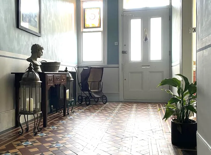 Entrance hall at Stoke Newington Victorian Home, B1208 (photo 2)