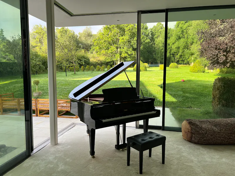 Piano at Tranquil architect Oxford house, K507 (photo 3)