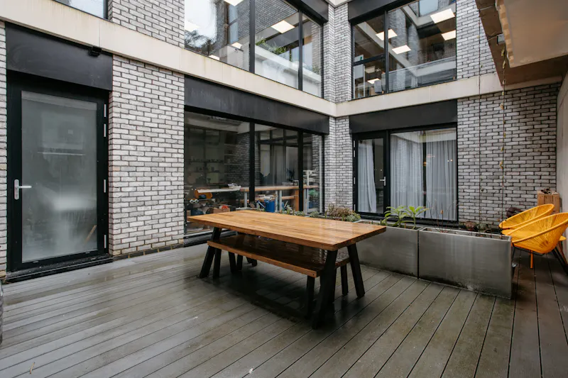 Courtyard at Contemporary Hackney Office, T181 (photo 15)