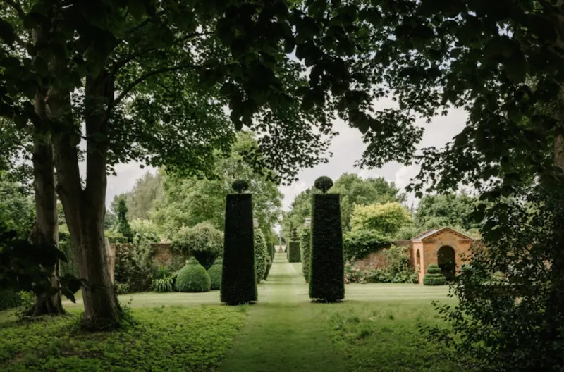 Garden - formal at Palatial Lincolnshire Manor, A1636 (photo 28)