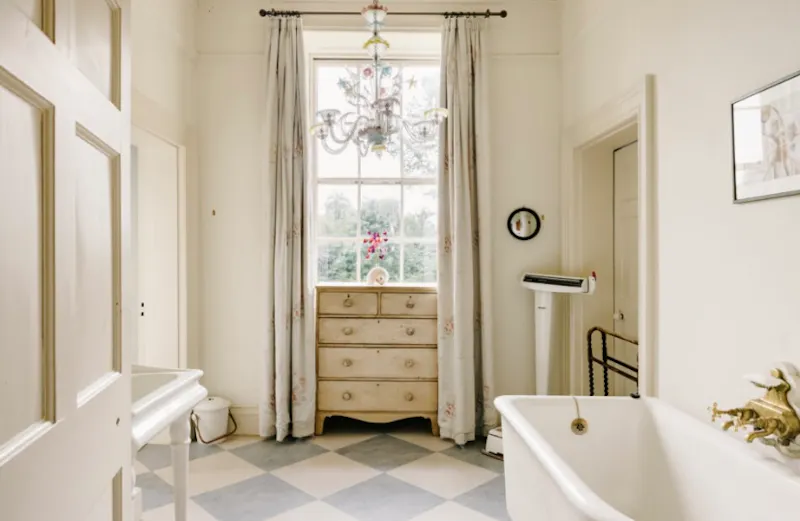 Bathroom at Palatial Lincolnshire Manor, A1636 (photo 17)