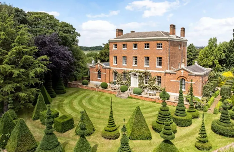 Garden at Palatial Lincolnshire Manor, A1636 (photo 1)