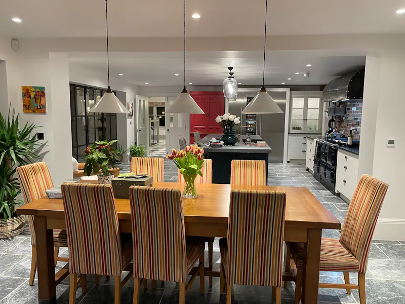 Dining room at Modern Culham Country House, D2783 (photo 6)