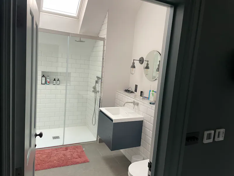Bathroom at Modern Culham Country House, D2783 (photo 24)