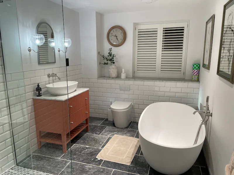 Bathroom at Modern Culham Country House, D2783 (photo 14)