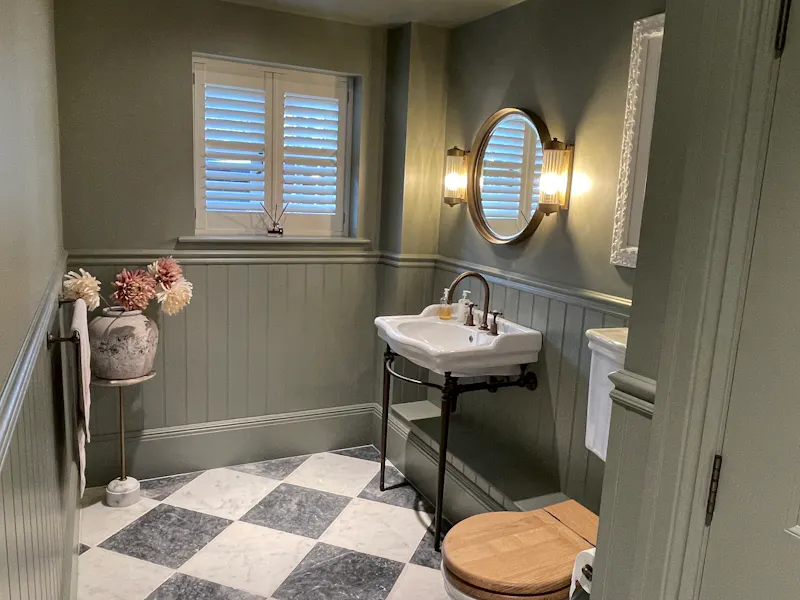 Bathroom at Modern Culham Country House, D2783 (photo 9)