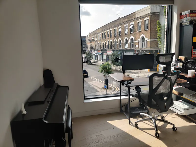 Piano at Contemporary Hackney Flat , F1248 (photo 19)