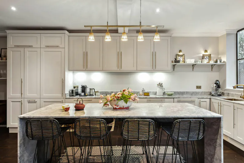 Stunning Lewisham House, B2050 (photo 7)