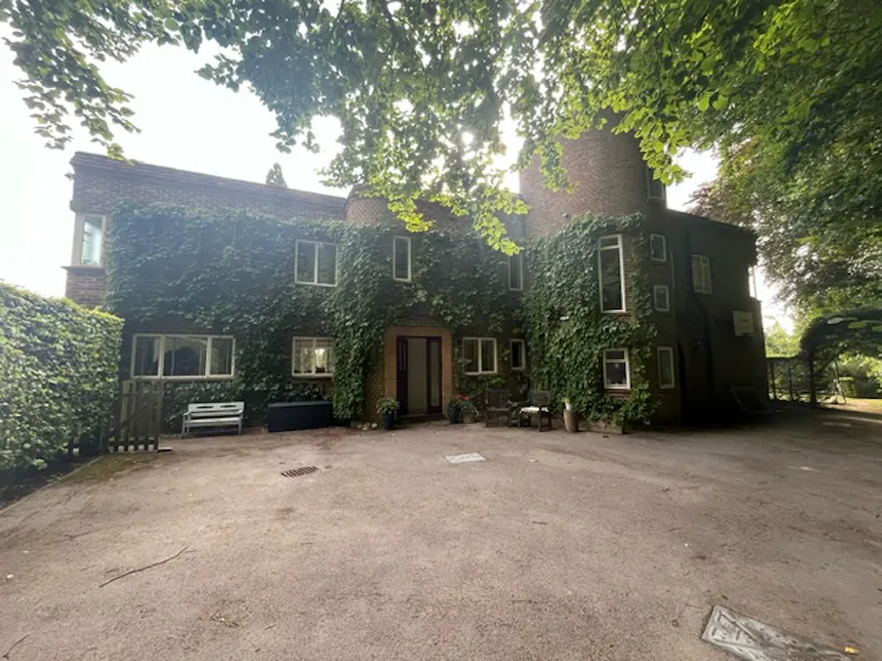 Driveway at Farnham art deco house, E388 (photo 1)