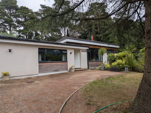 Modernist Farnham pavilion, D2050