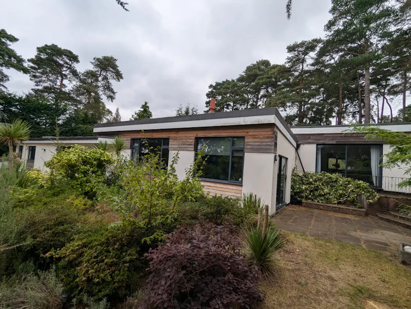 Modernist Farnham pavilion, D2050 (photo 31)