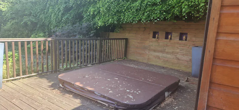 Jacuzzi at American-Style Bungalow Welwyn, D2787 (photo 23)