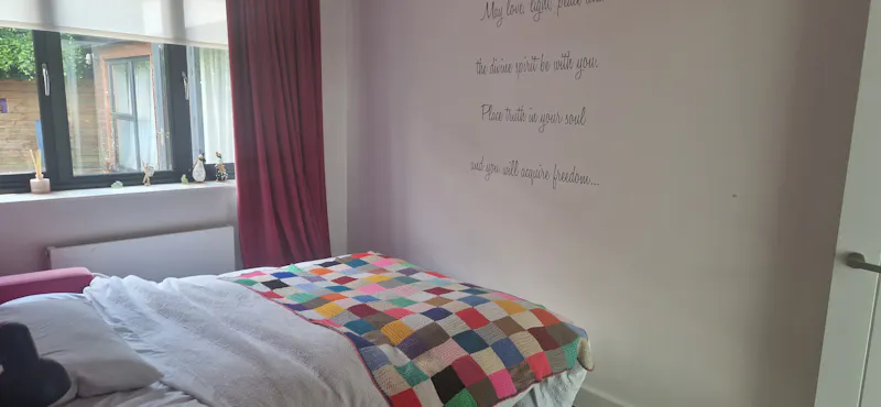 Bedroom at American-Style Bungalow Welwyn, D2787 (photo 15)